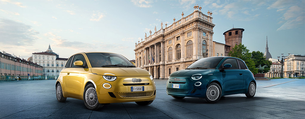 fiat 500 ibrida ed elettrica, una gialla una blu a torino