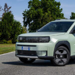 nuova fiat grande panda verde acqua su strada disponibile a torino da spazio