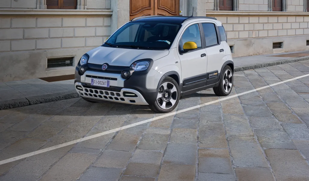 fiat pandina bianca parcheggiata