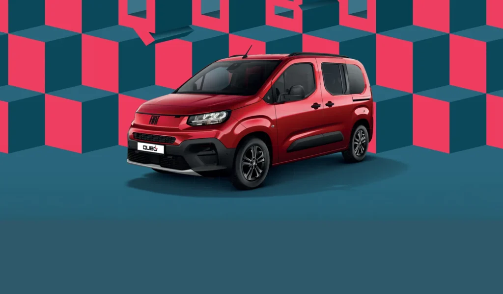 Fiat Qubo L su fondo astratto